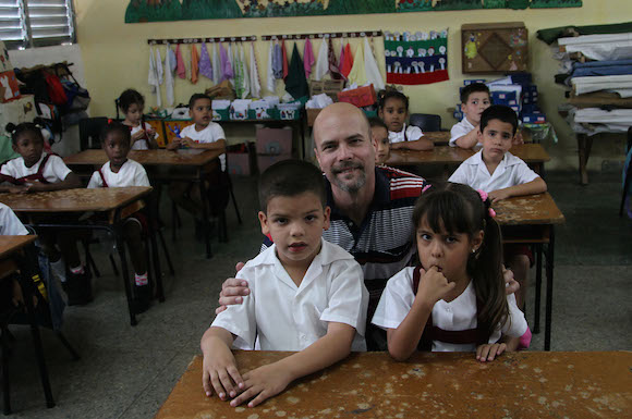 Gerardo Hernández visita la escuela Césareo Fernandez, del municipio Arroyo Naranjo (La Habana), donde realizó sus estudios primarios. Foto: Ismael Francisco/ Cubadebate