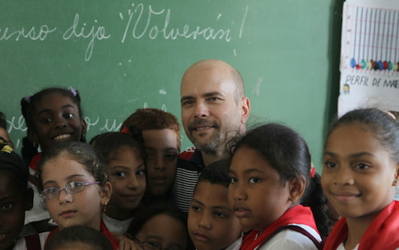 Gerardo Hernández visita la escuela Césareo Fernandez, del municipio Arroyo Naranjo (La Habana), donde realizó sus estudios primarios. Foto: Ismael Francisco/ Cubadebate