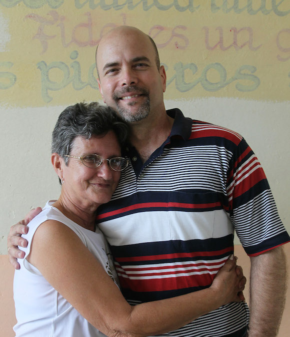 Gerardo Hernández  con su maestra Leonor Espinosa Martínez. Foto: Ismael Francisco/ Cubadebate